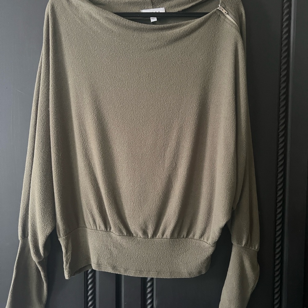Gilli Green off the Shoulder/boatneck sweater